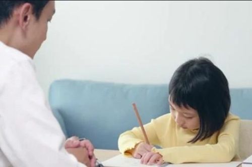 Thầy dạy Toán đại học cũng 'bó tay' với bài tập của cô con gái học lớp 3, bạn làm được không?