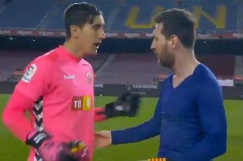 Thủ môn luống cuống khi được Messi đề nghị đổi áo