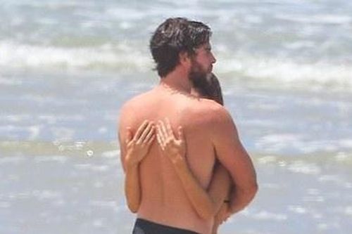 Liam Hemsworth ôm chặt bạn gái trên bãi biển