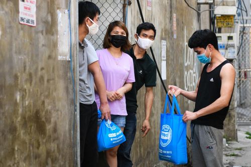 Công nhân kẹt lại ở Hải Dương nhận gạo cứu trợ