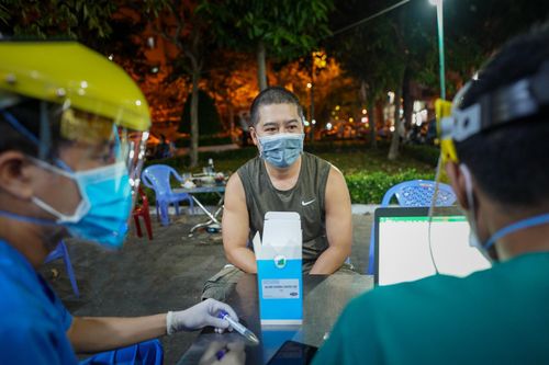 Lấy mẫu xét nghiệm Covid-19 ngẫu nhiên tại quán nhậu ở TP.HCM