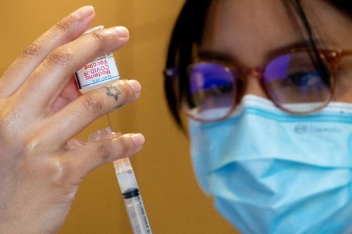 Moderna thử nghiệm vaccine ngăn biến chủng nCoV từ Nam Phi lây lan
