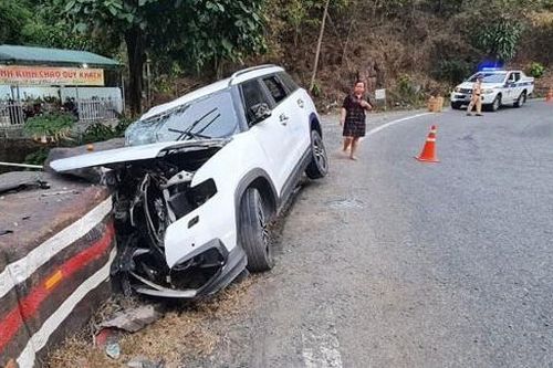 Ôtô lao vào lan can, cả nhà gặp nạn