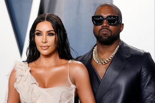 Kanye West tháo nhẫn cưới