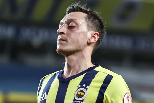 Ác mộng của Ozil chưa kết thúc