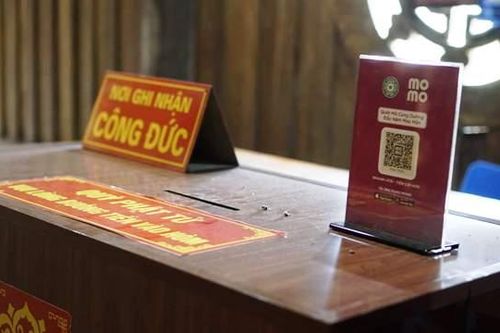 Phát tâm cúng dường qua ví điện tử: Có giảm tính thiêng của đức Phật?