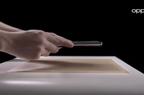 Oppo 'trình làng' công nghệ sạc điện thoại qua... không khí