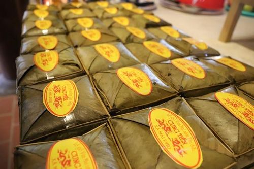 Về Mai Phụ xem người dân nấu bánh chưng làm giỗ Vua Mai