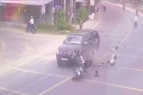 Chạy xe về báo tin cha bị tai nạn, một cán bộ huyện tông vào ô tô tử vong