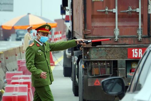 Xe tải xếp hàng trên cao tốc: Hải Phòng nới điều kiện lưu thông