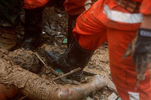 Sập mỏ vàng ở Indonesia, 75 người chết và mất tích
