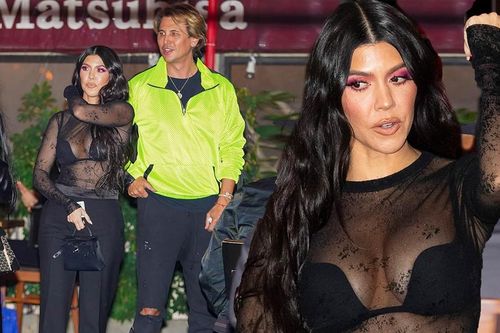 Kourtney Kardashian mặc áo xuyên thấu 'có như không'