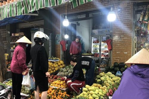 Hàng tiêu dùng ngày Rằm tháng Giêng: Thực phẩm ổn định, hoa tăng giá