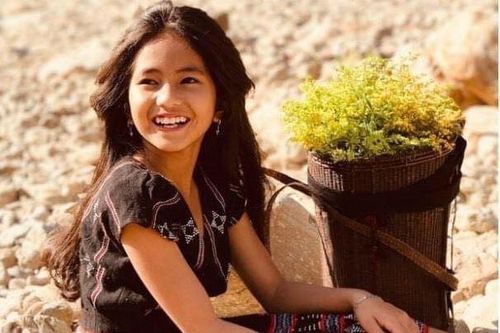Cô bé Pa Cô với nụ cười rạng rỡ được gọi là 'bông hoa của núi rừng'
