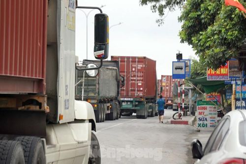 Hàng nghìn xe tải nườm nượp qua chốt COVID-19 trên QL5 ra cảng Hải Phòng