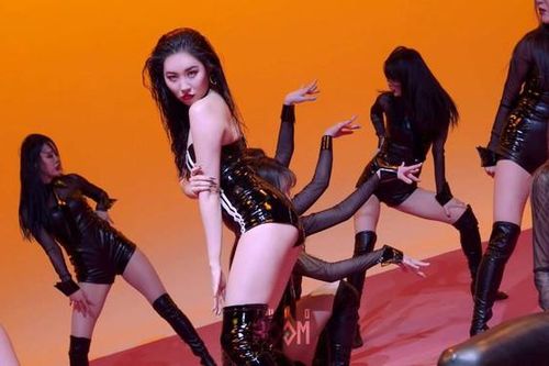 Vũ đạo gợi dục gây tranh cãi của nữ idol đình đám xứ Hàn
