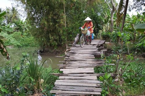 Người dân Hậu Giang thót tim qua cầu... chờ sập