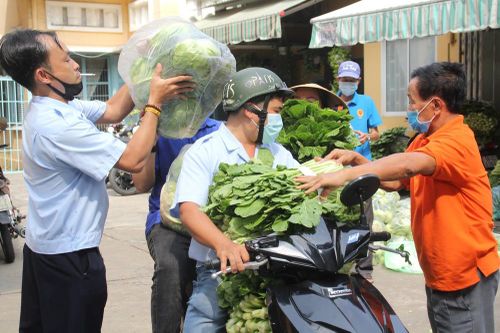 Người dân TPHCM hào hứng 'giải cứu' nông sản Hải Dương