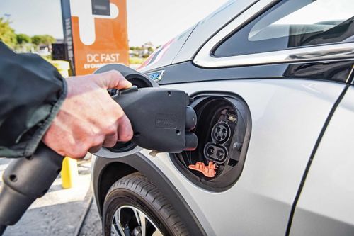 Chi phí sạc xe điện ở Texas tăng kỷ lục vì bão tuyết, thiếu điện