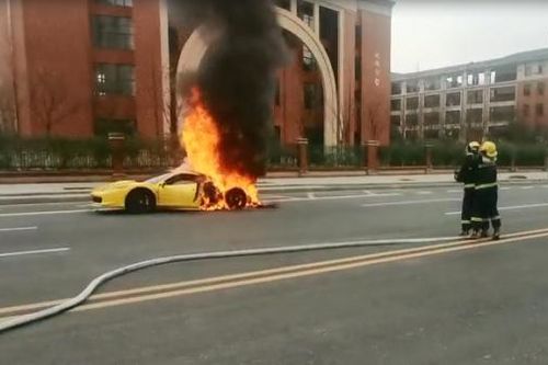 Siêu xe Ferrari bốc cháy giữa đường, tài xế bất lực đứng nhìn