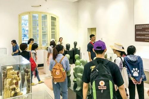 Phố bảo tàng bên sông Hương