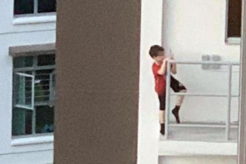 Bé trai bám cửa sổ tầng 11 hồi lâu, hỏi ra mới biết lý do khiến nhiều người 'giật mình'
