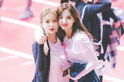 Nayeon (Twice) âm thầm gửi tặng xe cafe cho Yeri (Red Velvet): Chị em tốt là đây