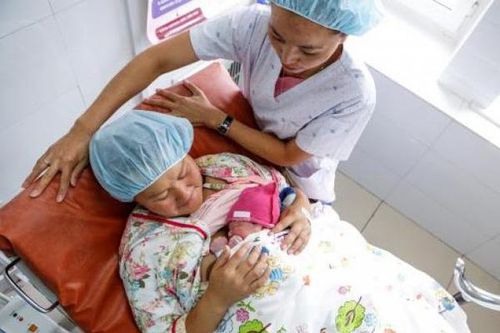 Đều đặn uống thuốc tránh thai, cô gái 19 tuổi vẫn đẻ 4 con trong 2 năm