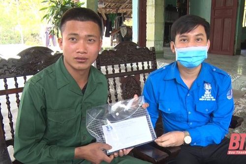 Thị Đoàn Nghi Sơn trao quà cho thanh niên có hoàn cảnh khó khăn chuẩn bị lên đường nhập ngũ