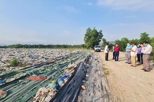 Bí thư Huyện ủy Tịnh Biên kiểm tra hoạt động bãi tập kết rác và các công trình xây dựng tại xã An Cư