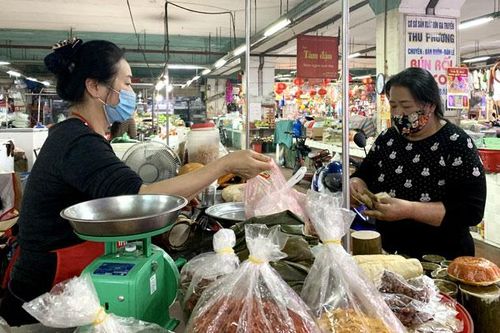 Hàng hóa dồi dào - sức mua giảm