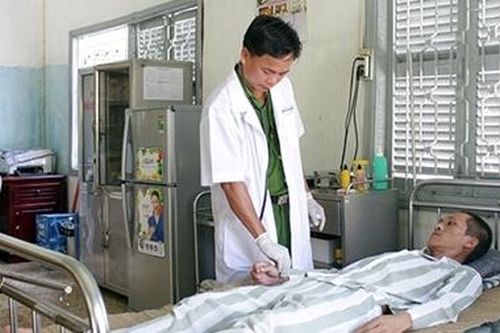 Người thầy thuốc trại giam vượt qua bi kịch cuộc đời