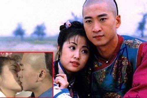 Nụ hôn gây thù oán hơn 20 năm của cặp diễn viên chính 'Hoàn Châu cách cách'
