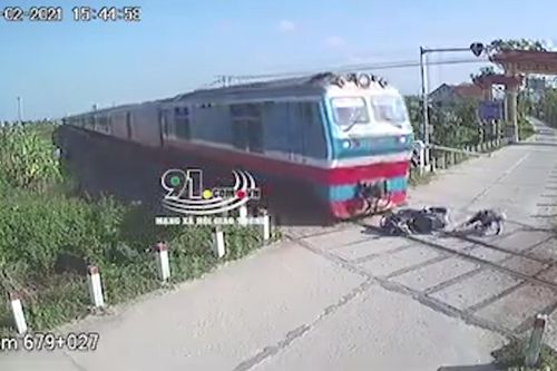 Ngã xe máy vào đường ray, nam thanh niên thoát chết trong gang tấc