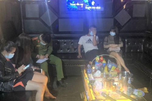 Quán karaoke mở cửa cho khách cùng 'tay vịn' vào hát bất chấp lệnh cấm
