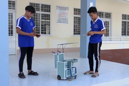 Học sinh chế mô hình xe lăn thông minh dành cho người khuyết tật