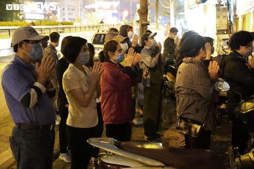 Chùa Phúc Khánh làm lễ cầu an trực tuyến, nhiều người đứng bên ngoài vái vọng