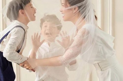 Tan chảy hình ảnh đẹp cùng câu chuyện của 3 mẹ con nhà MC Đan Lê