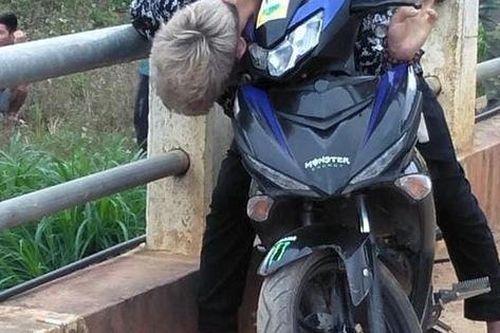 Hòa Bình: Thanh niên gục chết bất thường trên xe máy