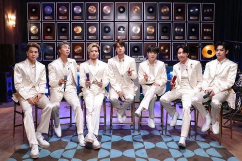 BTS bị so sánh với virus Corona, ARMY 'giận tím người' đồng loạt treo hashtag yêu cầu lời xin lỗi