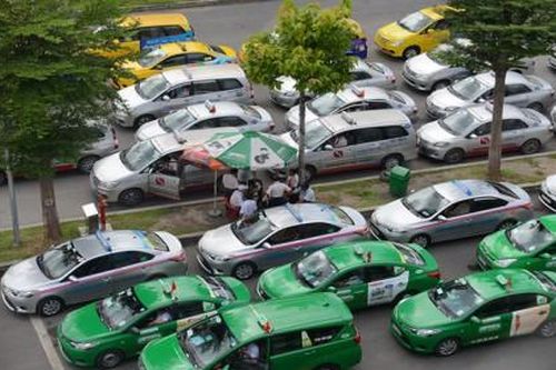 Từ 25-3: Xe taxi phải niêm yết bảng giá cước ở hai bên cánh cửa xe