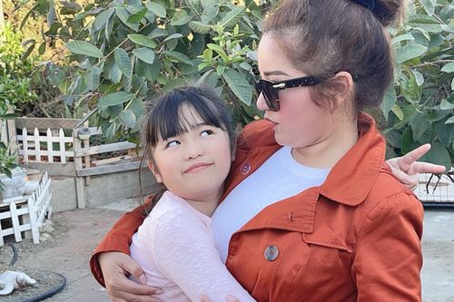 Con gái Thúy Nga sang Mỹ đoàn tụ với mẹ sau một năm