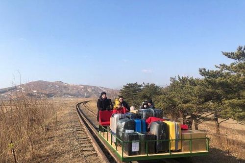 Nhân viên ngoại giao Nga tại Triều Tiên đẩy xe goòng về nước