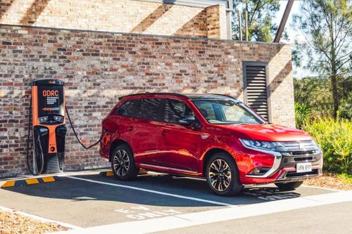 Mitsubishi Outlander PHEV mới ra mắt tại Bắc Mỹ vẫn là thế hệ cũ