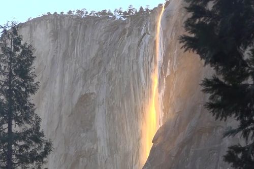 Hiện tượng 'thác lửa' hiếm gặp ở California