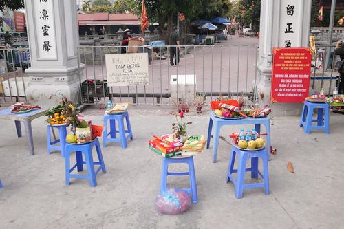 Xếp hàng đặt lễ ngoài cổng đình Bia Bà ngày rằm tháng Giêng