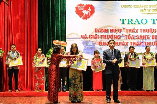 Tôn vinh những chiến sĩ áo trắng