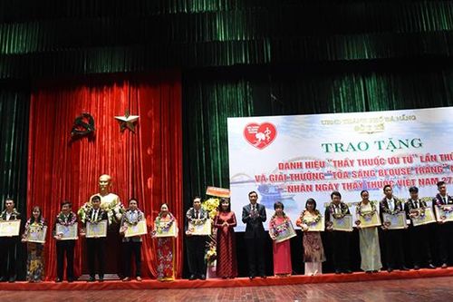 Đà Nẵng trao Giải thưởng 'Tỏa sáng Blouse trắng' cho 20 y bác sĩ, nhân viên y tế