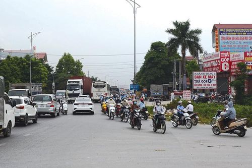 Đề nghị tạo điều kiện cho các phương tiện lưu thông trên quốc lộ 18