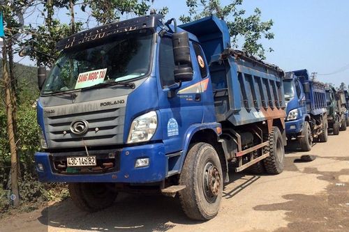 Cần xử lý nghiêm đoàn xe tải gây rối trước cổng bãi rác Khánh Sơn?